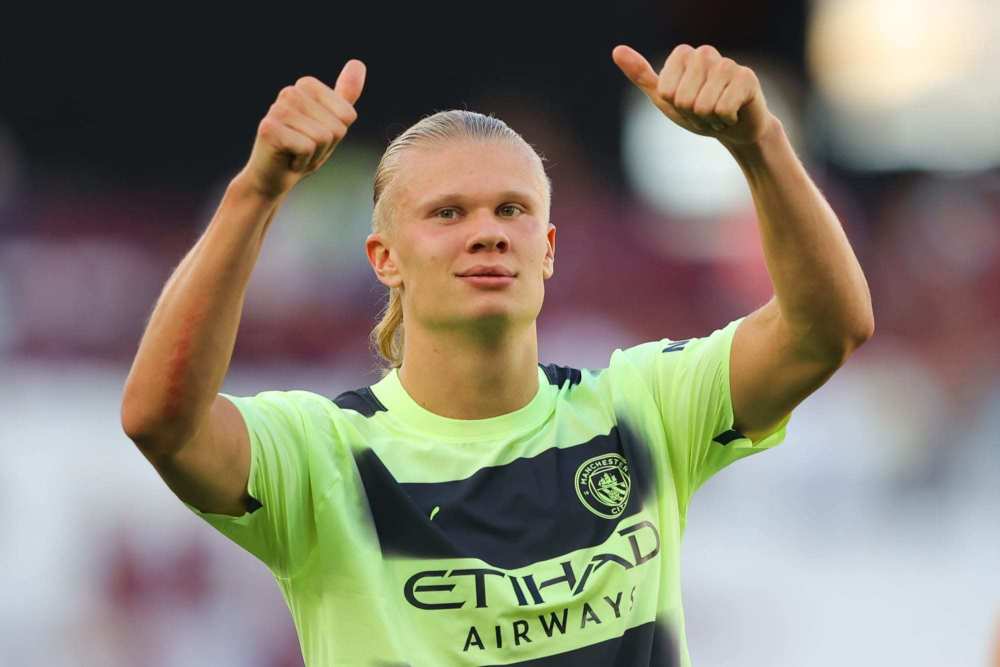 斯卡洛尼戴白手套递交世界杯，因凡蒂诺为仪式错误公开道歉