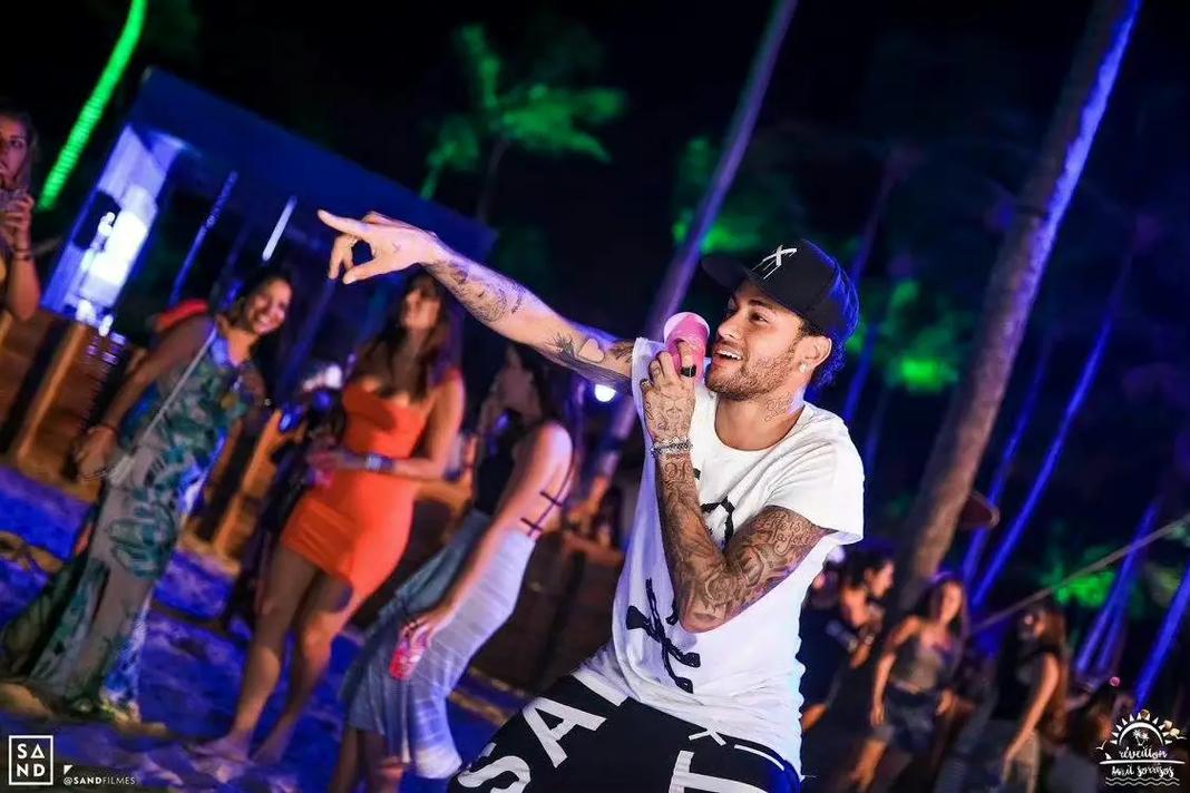 弗法纳：帕尔默来自不同的星球，他与姆巴佩、登贝莱很接近（弗法纳：帕尔默仿佛异星来客，实力已接近姆巴佩和登贝莱）