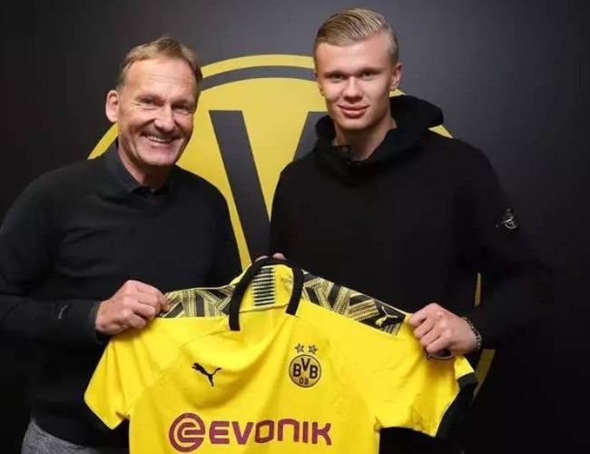 图片报：诺伊尔参加了拜仁周五训练，对阵弗赖堡可以首发上场