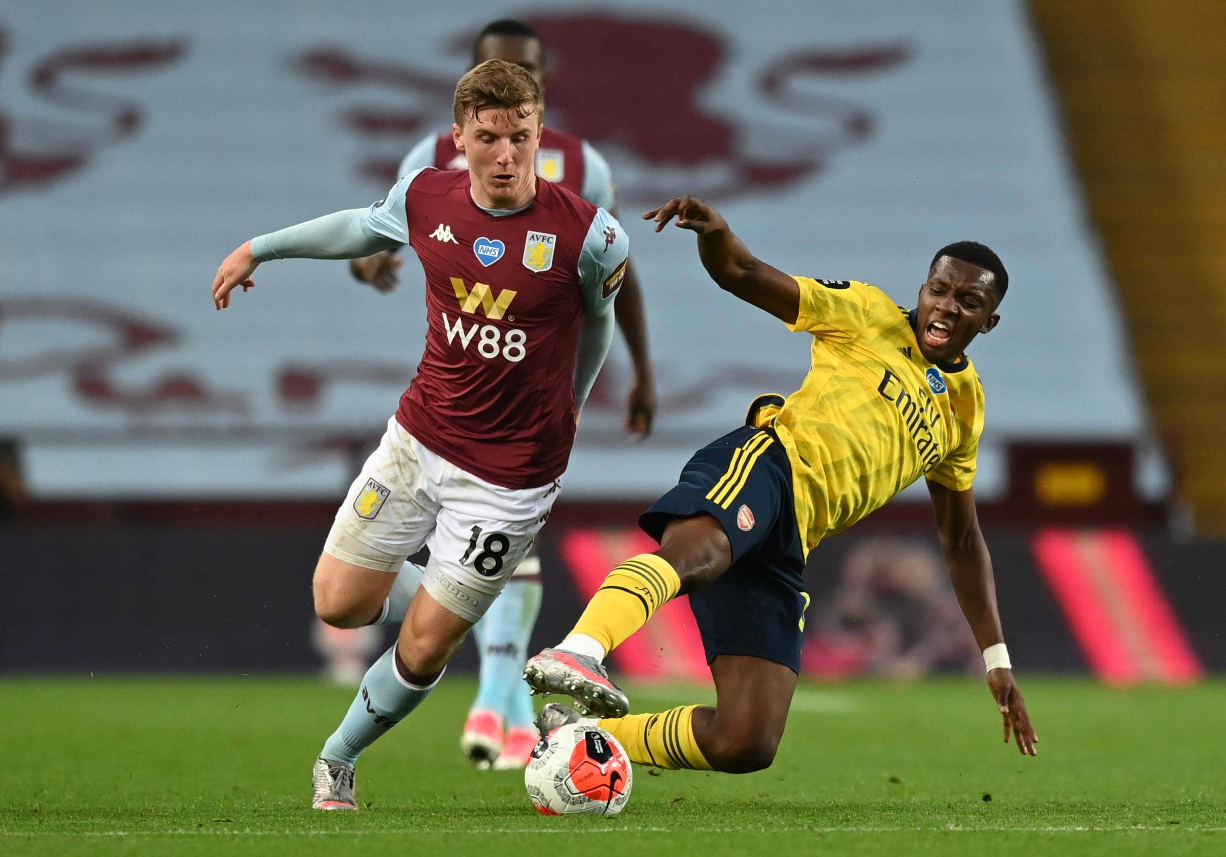 比赛结束后球员激动落泪