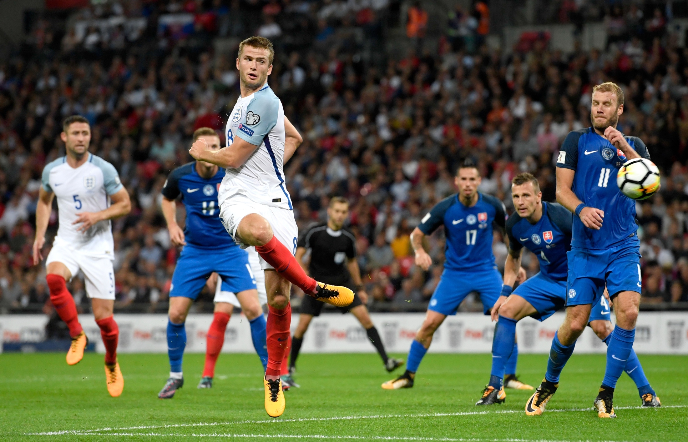 拜仁客战斯图加特：雅克松、金玟哉首发，乌尔比希出战