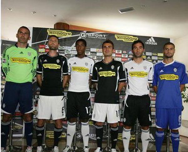 建队基石！武磊、颜骏凌等7人随海港四夺中超冠军（海港四夺中超，武磊、颜骏凌等7将成夺冠基石）