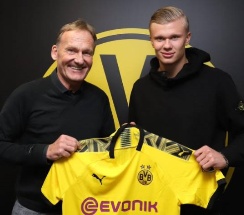 马卡解析亚马尔新庆祝动作：致敬足球游戏角色必杀技（马卡解读亚马尔全新庆祝方式：向足球游戏角色的必杀招式致敬）