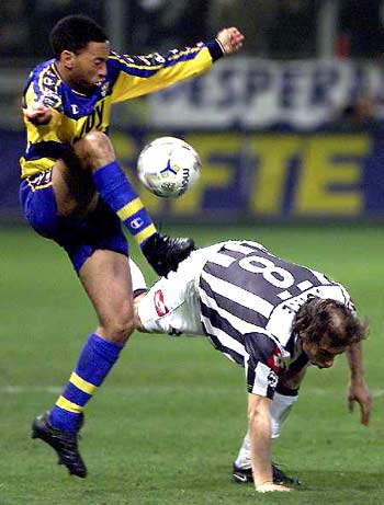 希腊媒：曼联与皇马已经报价奥林匹亚科斯18岁中场穆扎基蒂斯